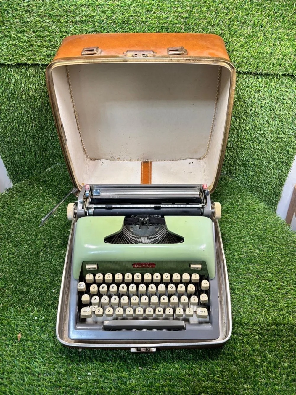 Vintage Royal Safari Portable Manual Typewriter Green with Case
